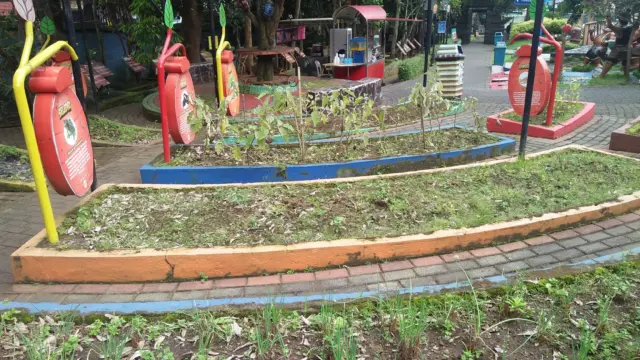 Seni Tani: Anak Muda Bandung Menyulap Lahan Tidur di Bawah SUTT Jadi Kebun Pangan