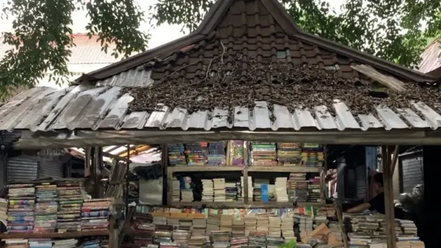 Taman Bacaan Hendra: Ruang Baca Keluarga di Cihapit yang Bertahan Sejak 1967